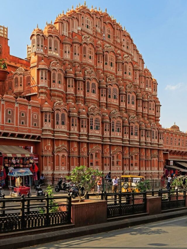 Top 10 Historical Buildings You Should  Visit If You Are Living In India.